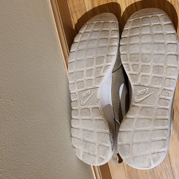 Nike tan barely worn - Picture 3 of 3